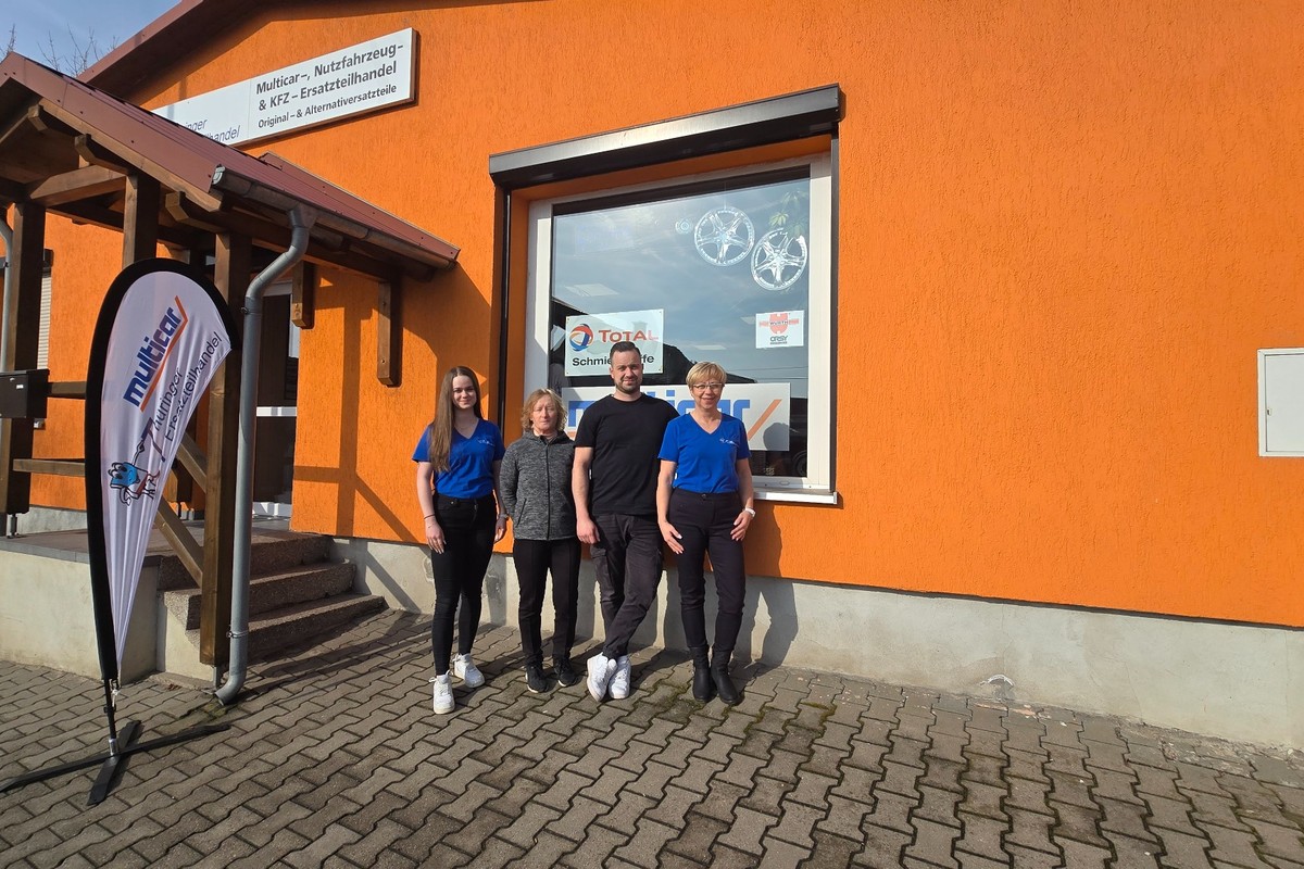 Das Team vom Thüringer Ersatzteilhandel vor dem Firmengebäude
